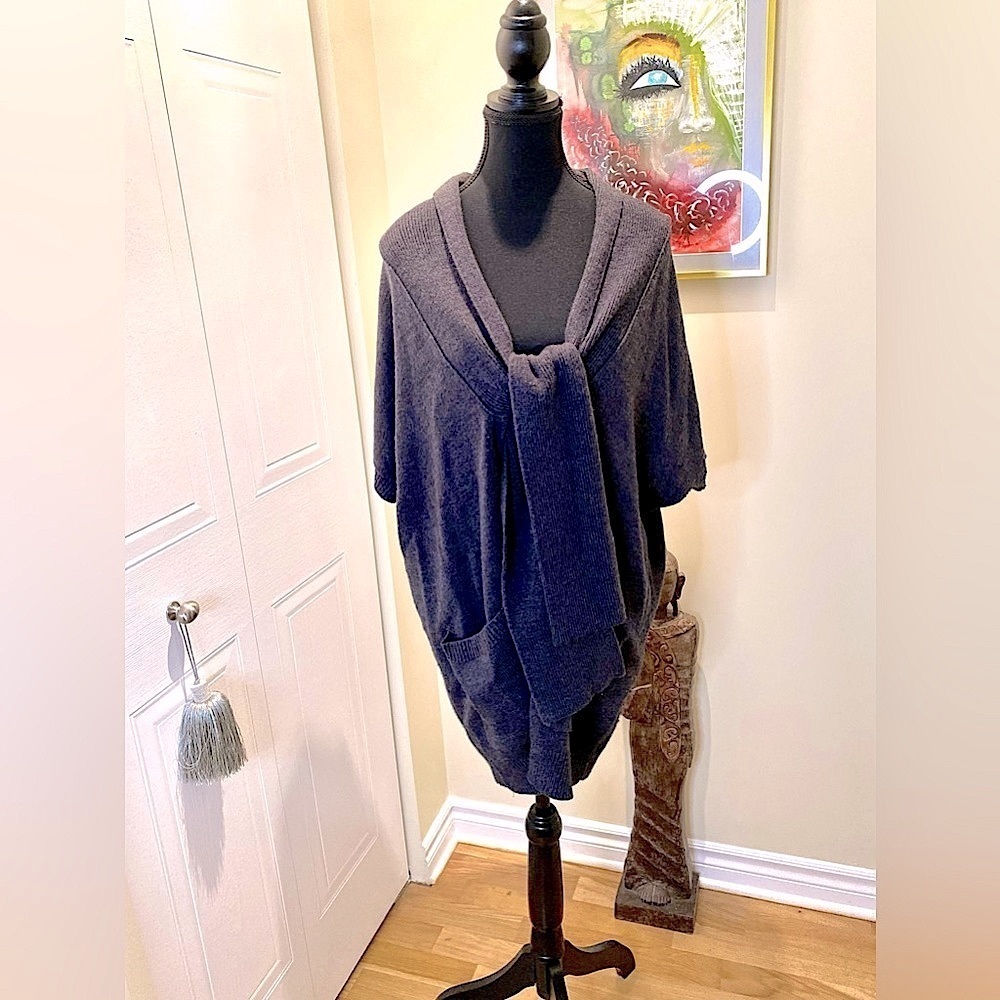Dex dark grey knit cardi,  open front w/ties, short sleeve dolman cut, pockets🩶 - Picture 2 of 10